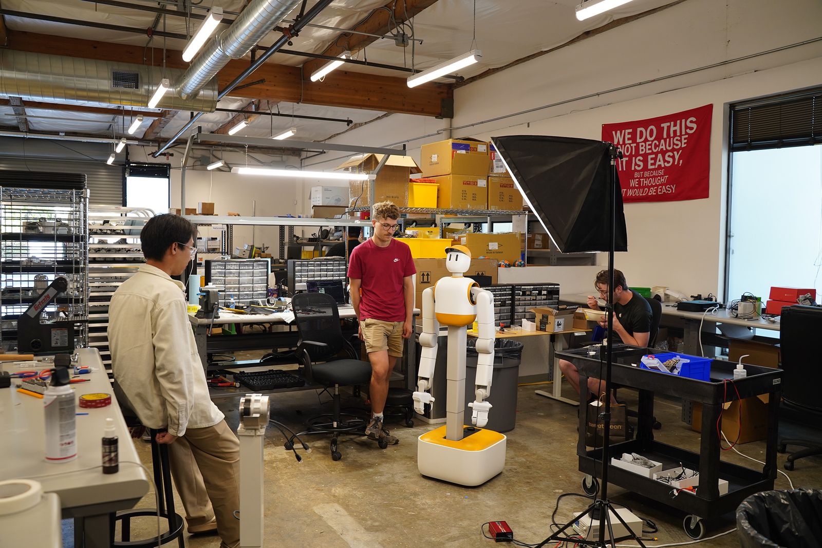 Este robot doméstico limpia mesas y carga el lavavajillas sin ayuda humana